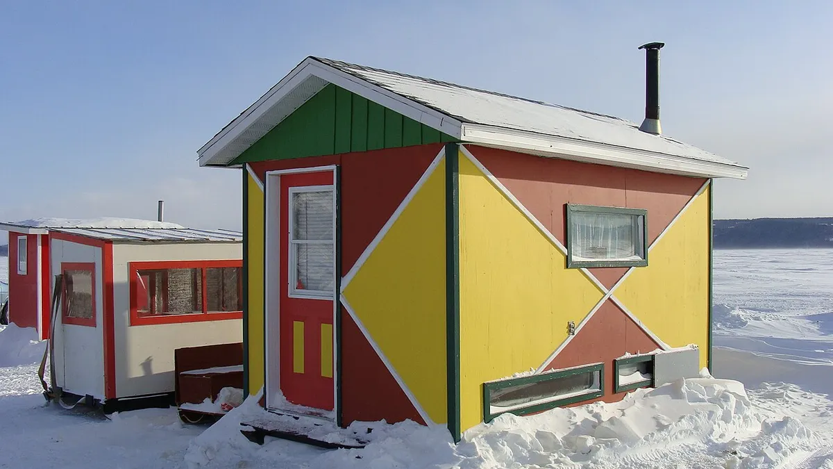 Une cabane de pêche blanche à Saint-Fulgence, au Saguenay