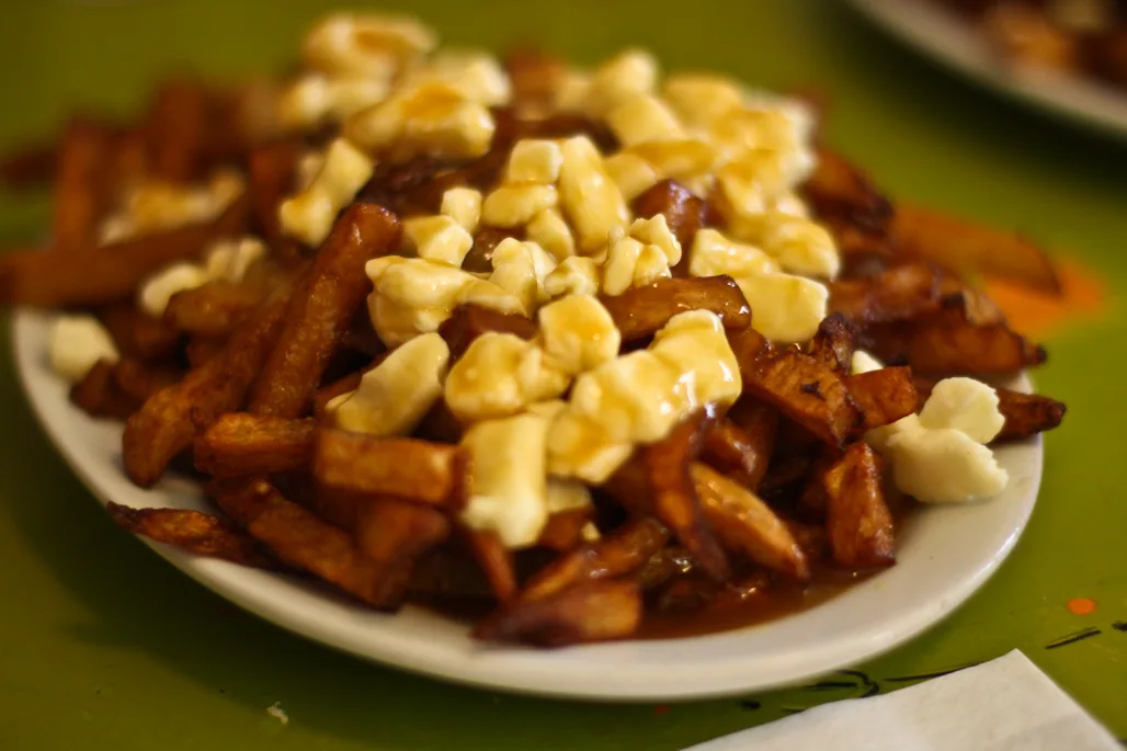 Une poutine classique : frites, fromage en grains et sauce brune