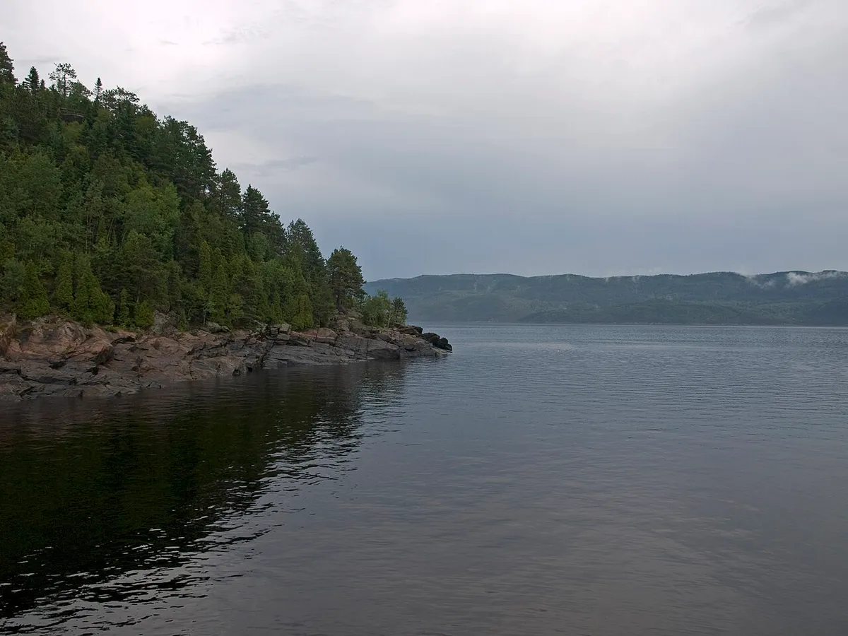 Vue estivale du fjord depuis Sainte-Rose-du-Nord